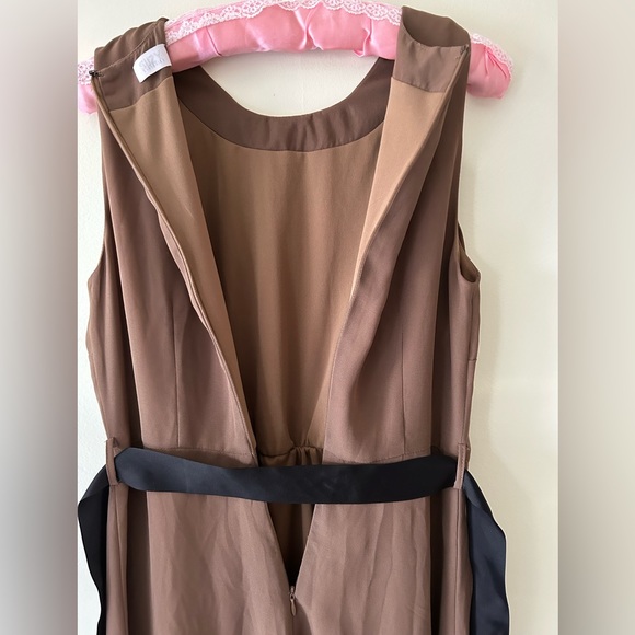 Pretty SUZY SHIER two layer dress with black belt & silky front panel - Picture 4 of 7